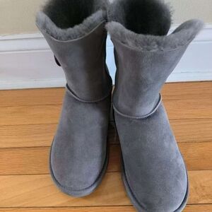 UGG Women's Gray Bailey Botton Boots Size 8